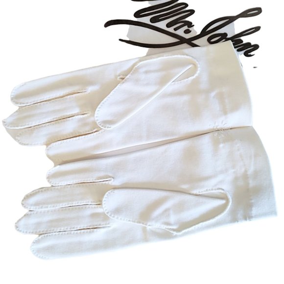 Unworn 1950s True Vintage White Wrist Length Fabric Designer Gloves With Flowers - Picture 2 of 4